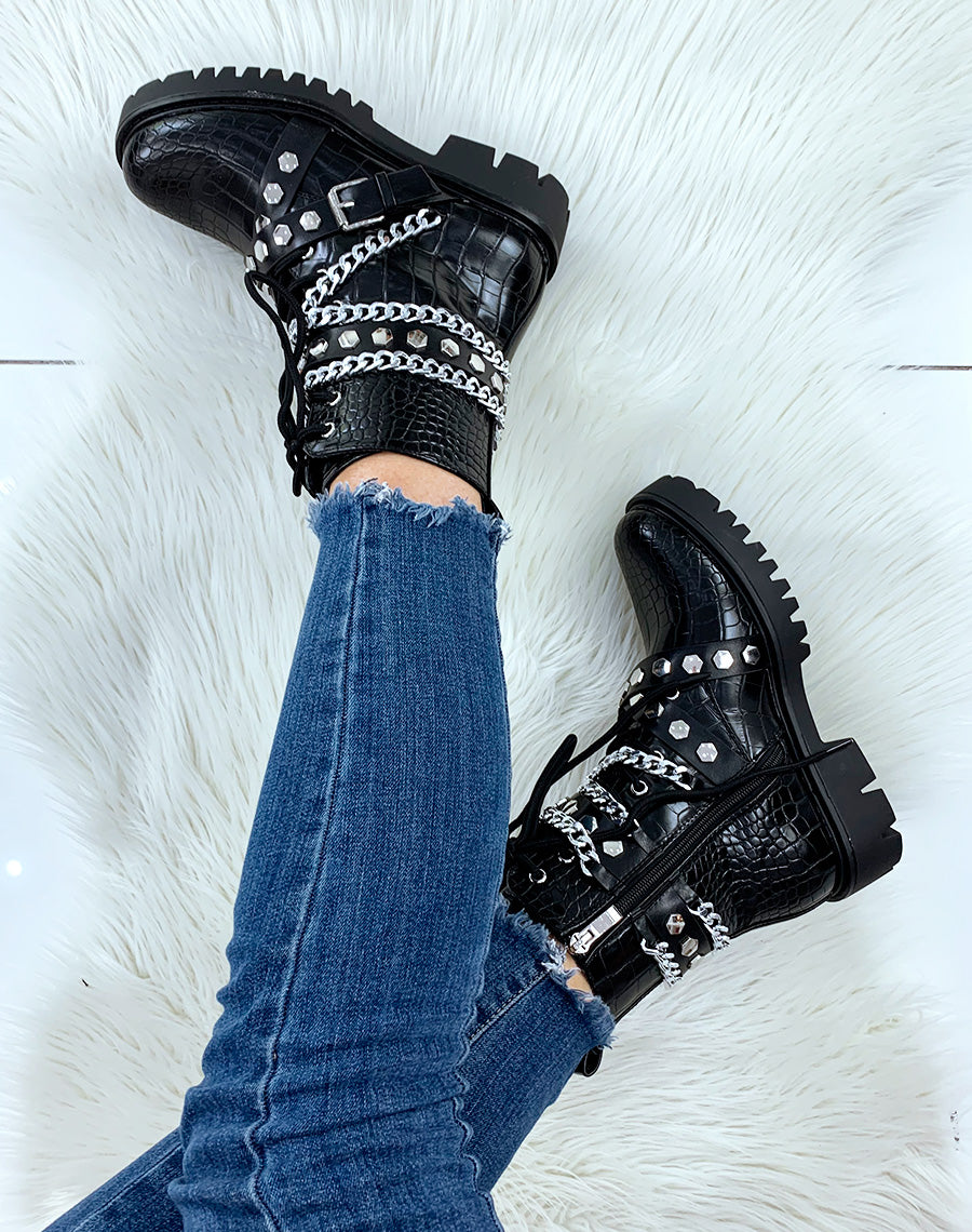 Bottines montantes noires effet croco ornées de chaines