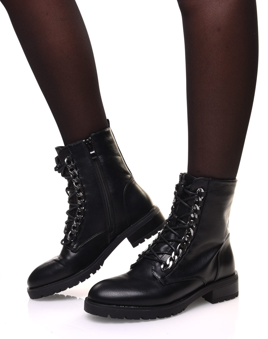 Bottines montantes noires à lacet et détails chaines