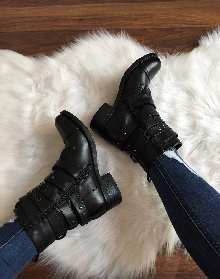 Bottines montantes noires à multiples brides