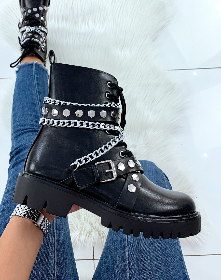 Bottines montantes noires ornées de chaines et de clous