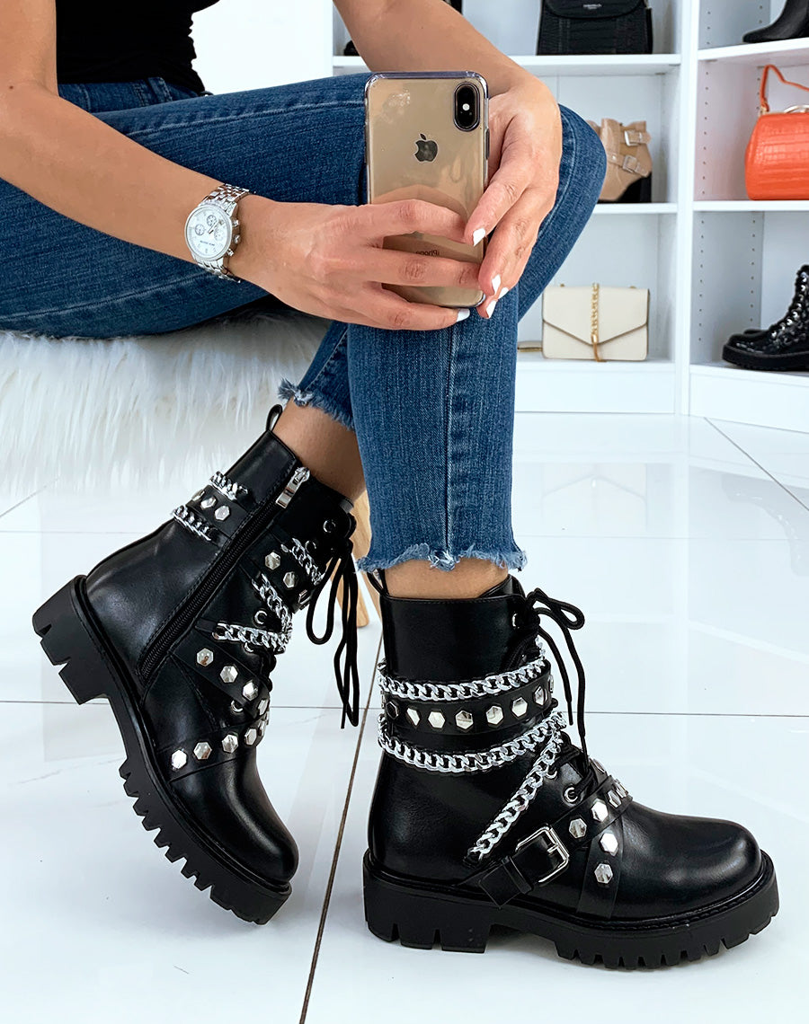 Bottines montantes noires ornées de chaines et de clous