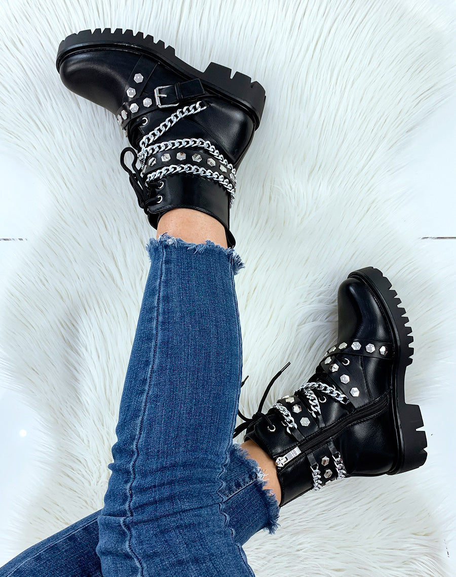Bottines montantes noires ornées de chaines et de clous