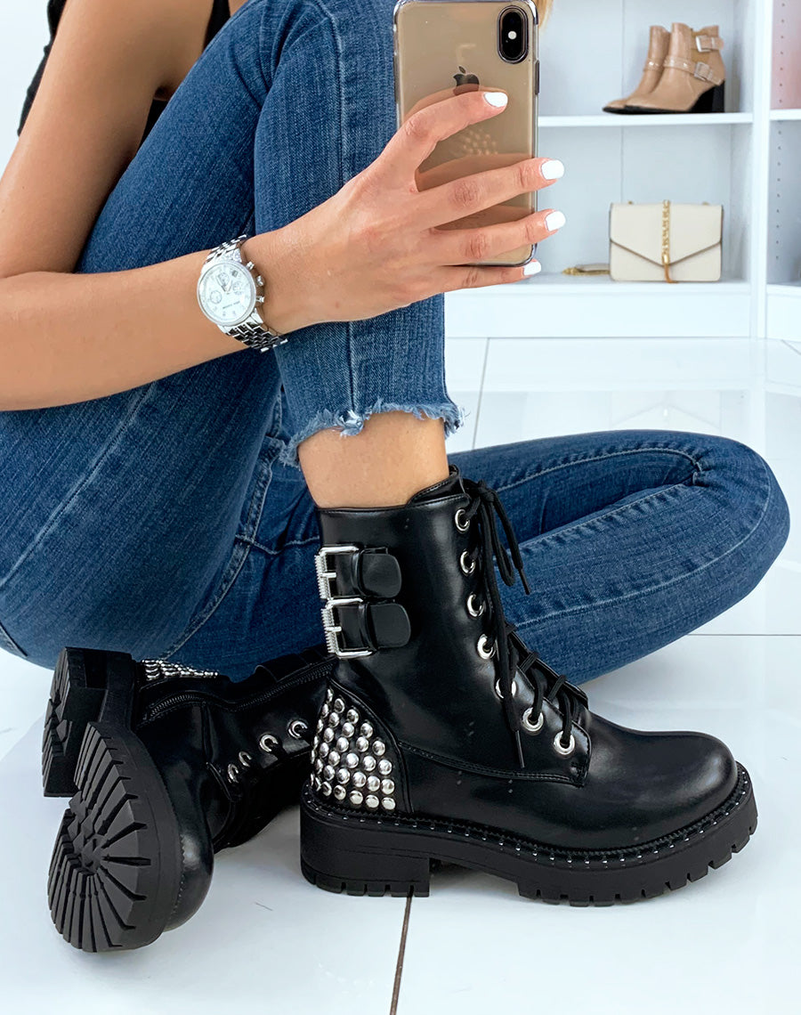 Bottines montantes noires ornées de clous argentés