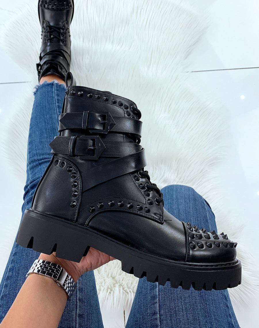 Bottines montantes noires ornées de clous noirs