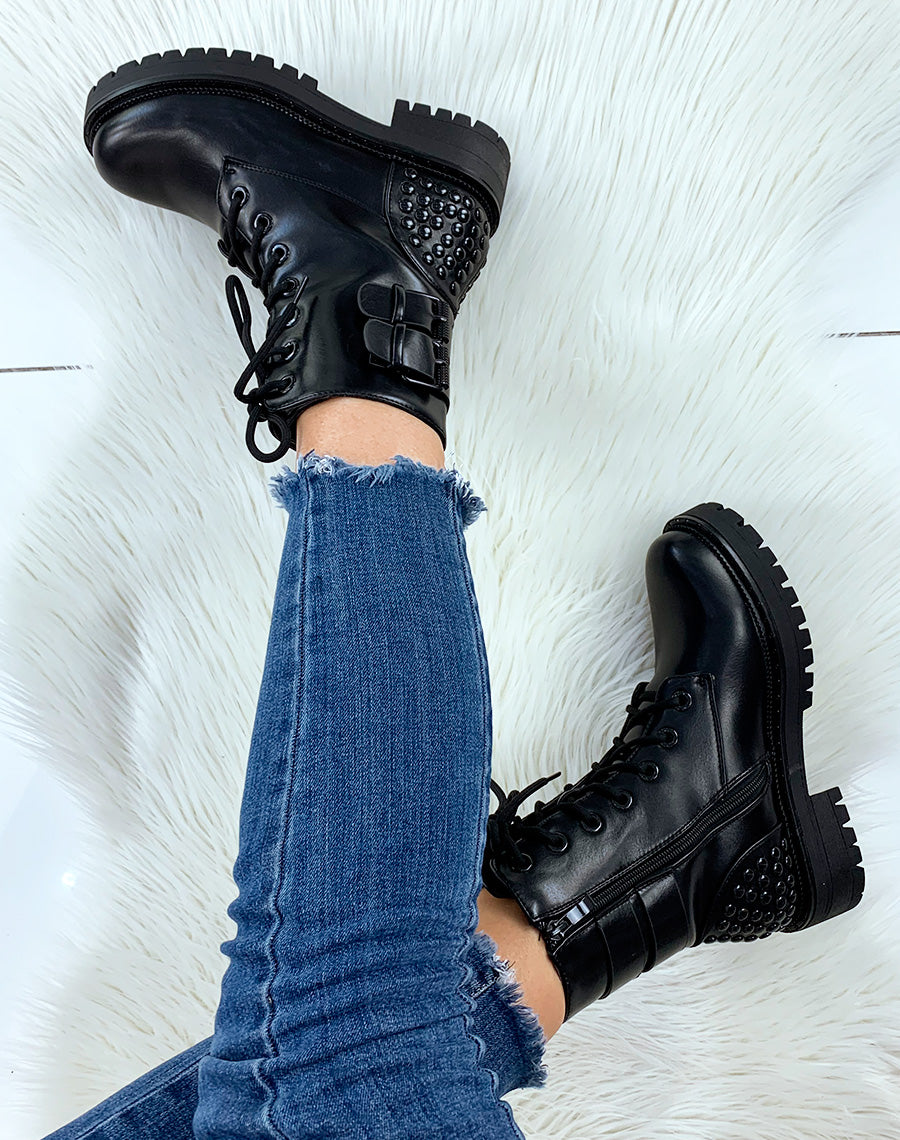 Bottines montantes noires ornées de clous noirs