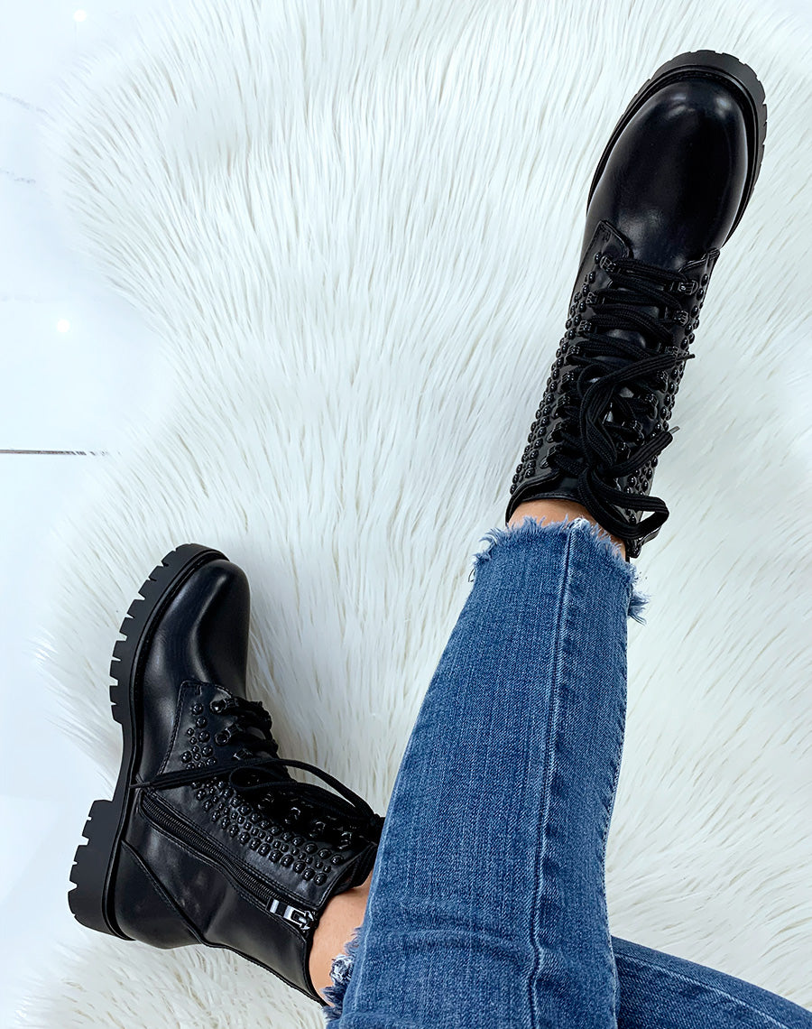 Bottines montantes noires ornées de perles noires