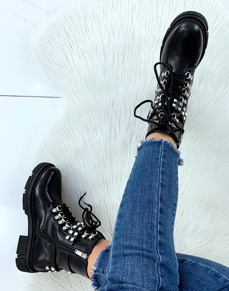 Bottines montantes noires ornées de strass