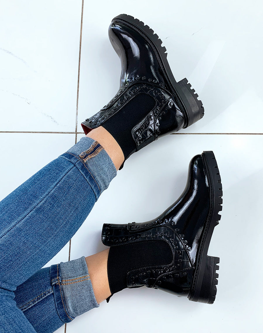 Bottines montantes noires vernies et effet croco ornées de clous noirs