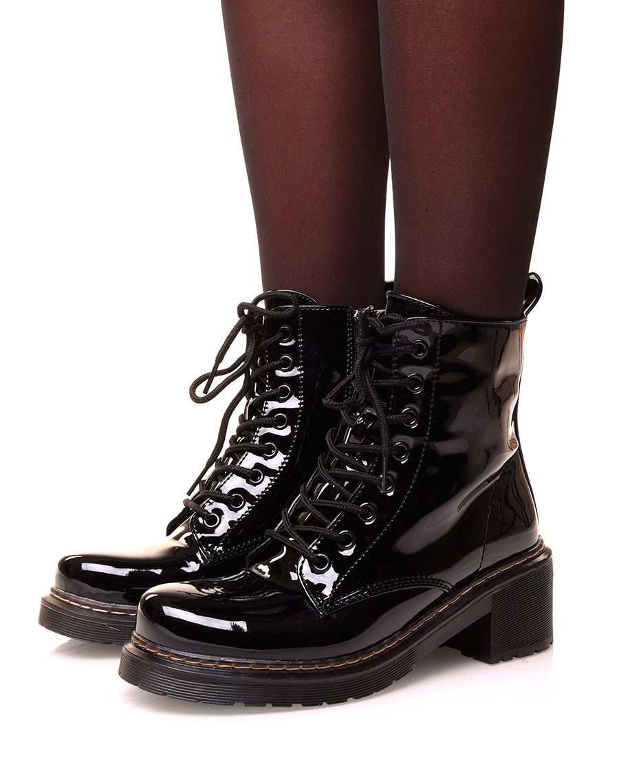 Bottines montantes noires vernies à lacets