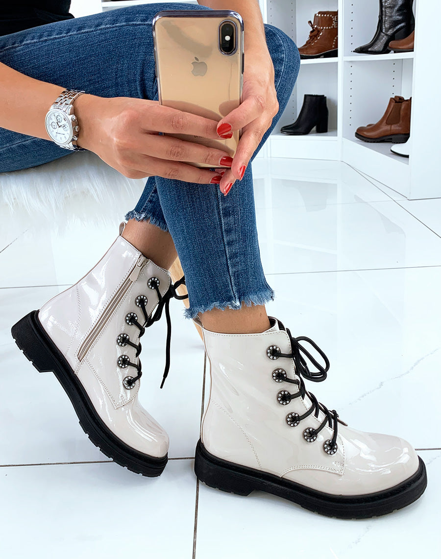 Bottines montantes vernies beiges à œillets strass