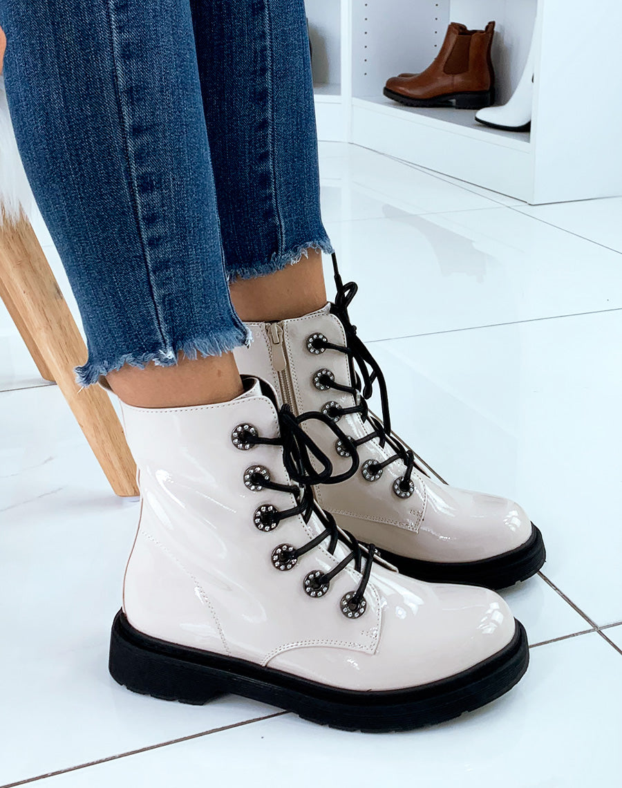 Bottines montantes vernies beiges à œillets strass