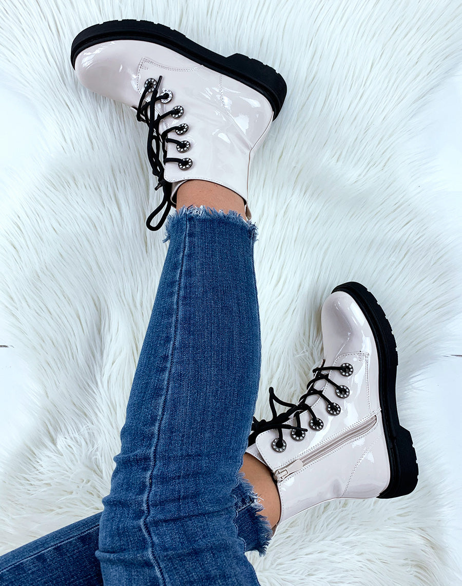 Bottines montantes vernies beiges à œillets strass