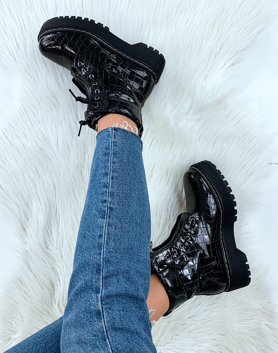 Bottines montantes vernies noires effet croco
