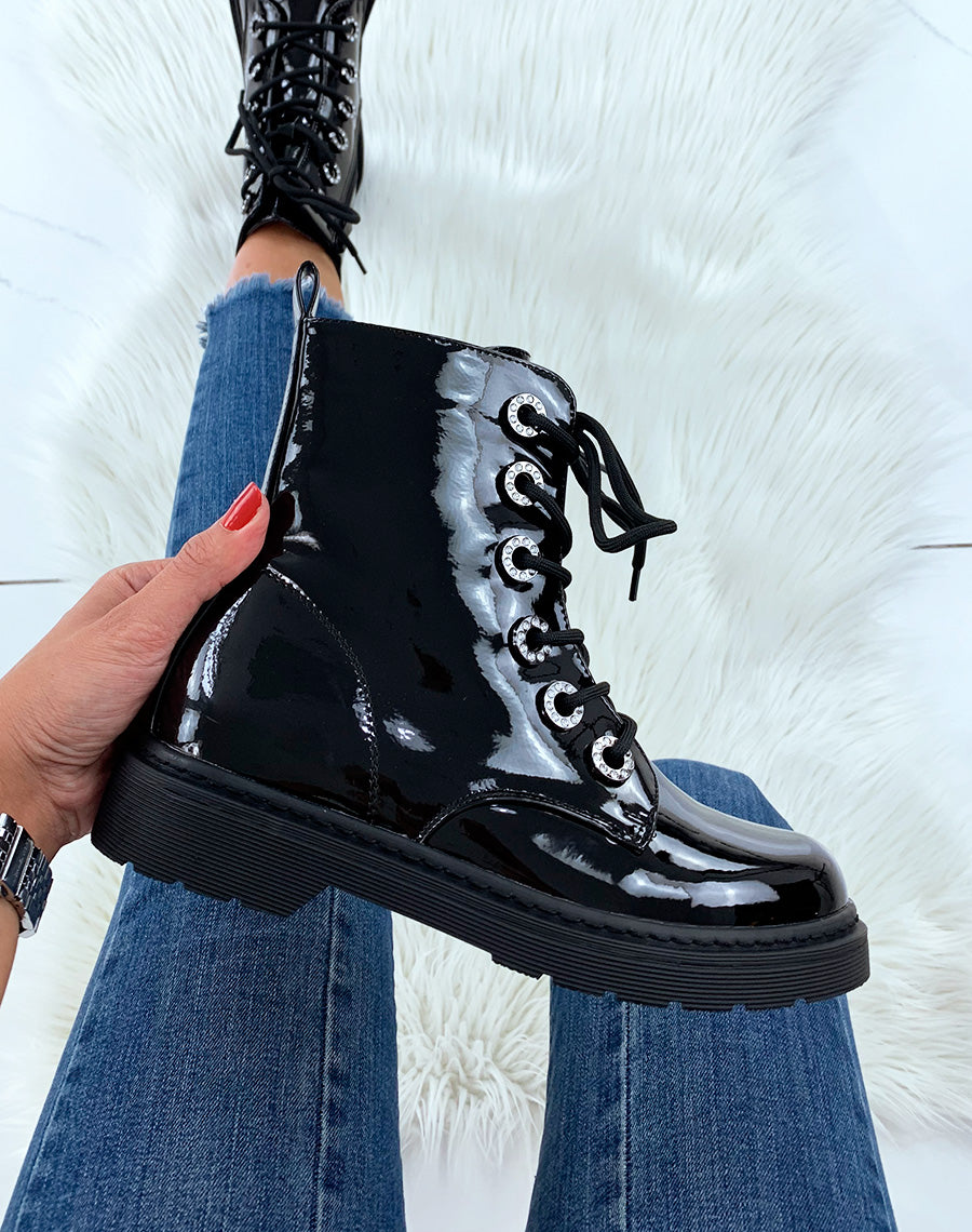 Bottines montantes vernies noires à œillets strass