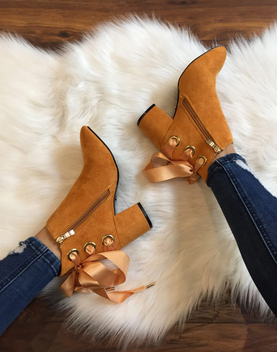 Bottines moutarde talons mi hauts lacets en satin