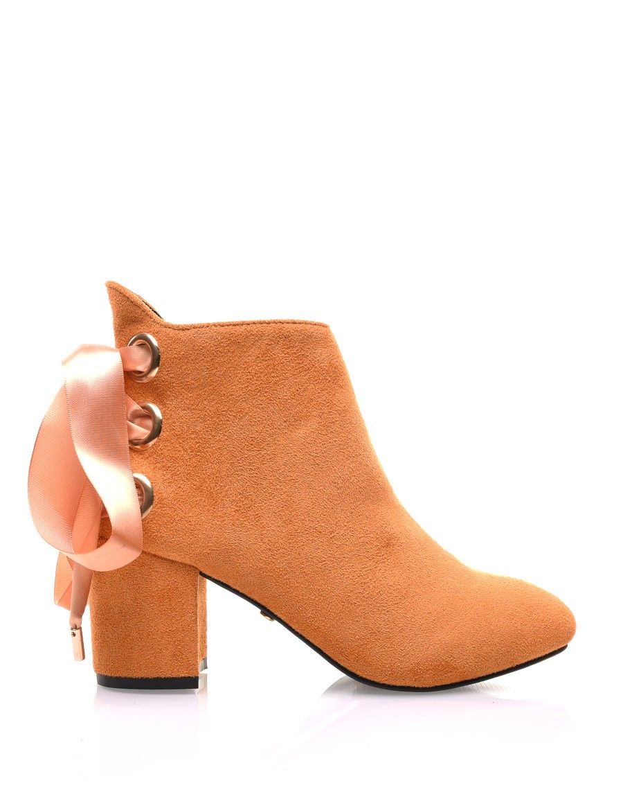 Bottines moutarde talons mi hauts lacets en satin