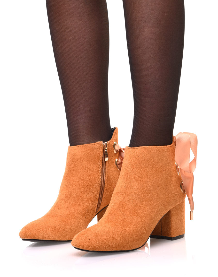 Bottines moutarde talons mi hauts lacets en satin