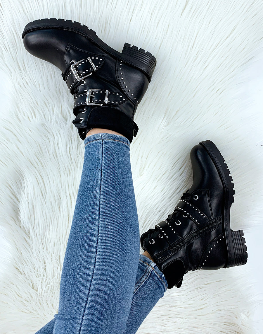 Bottines noires accompagnées de clous