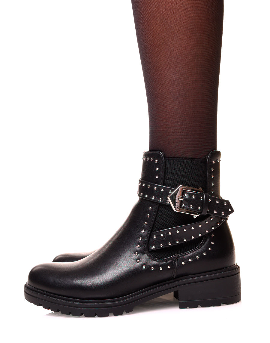 Bottines noires ajourées d’une sangle et de clous
