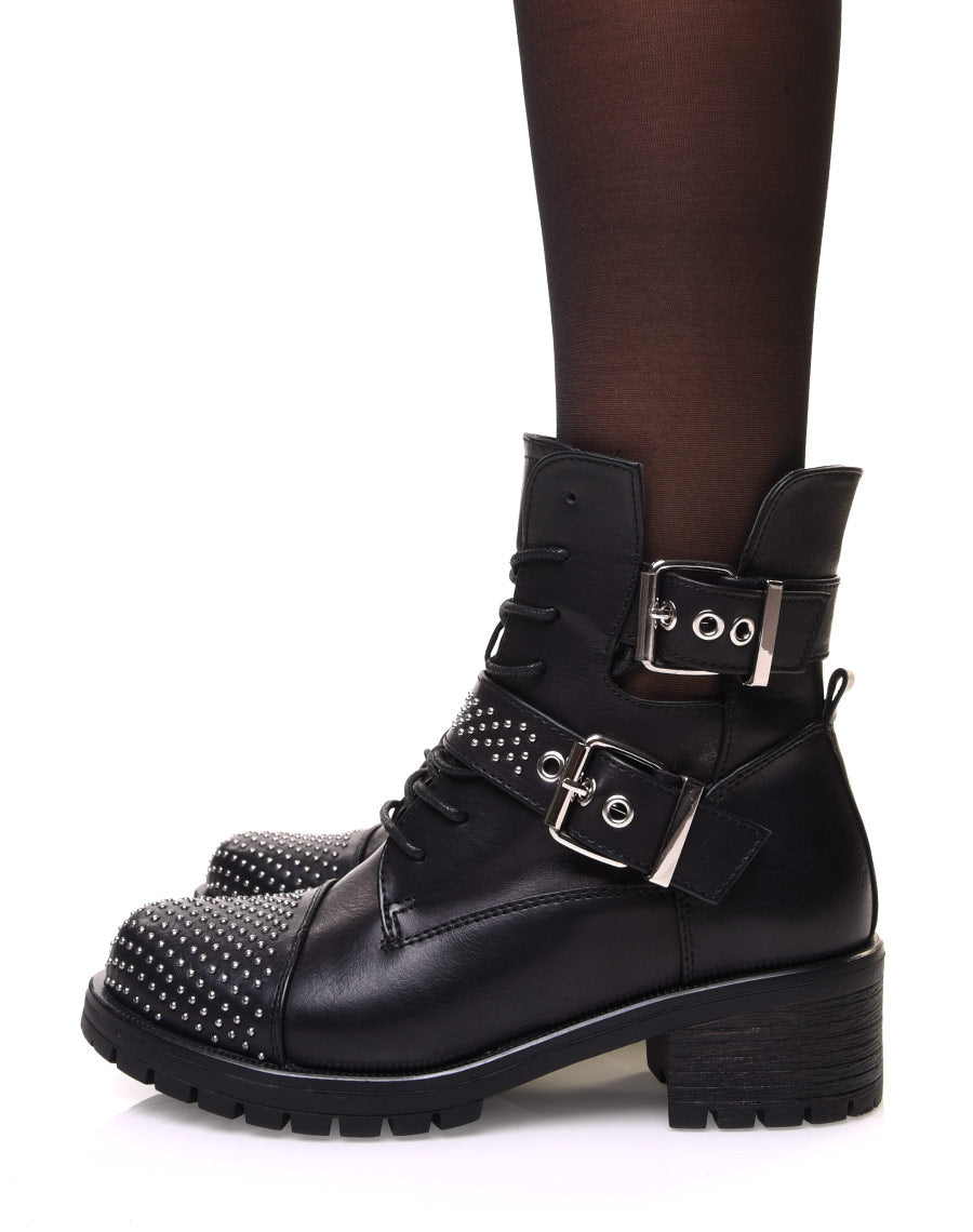 Bottines noires ajourées à lacets et lanières ornées