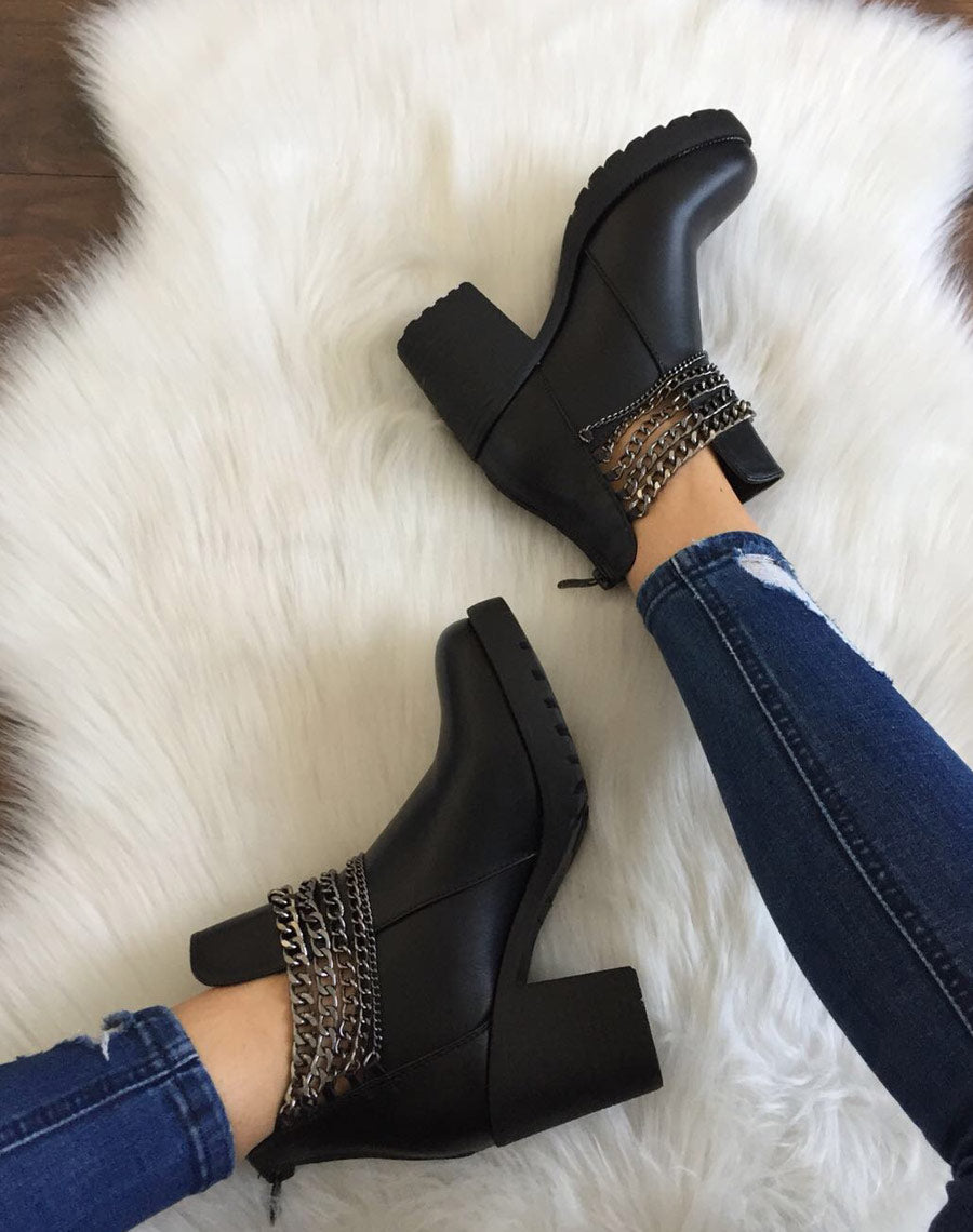 Bottines noires avec des chaines
