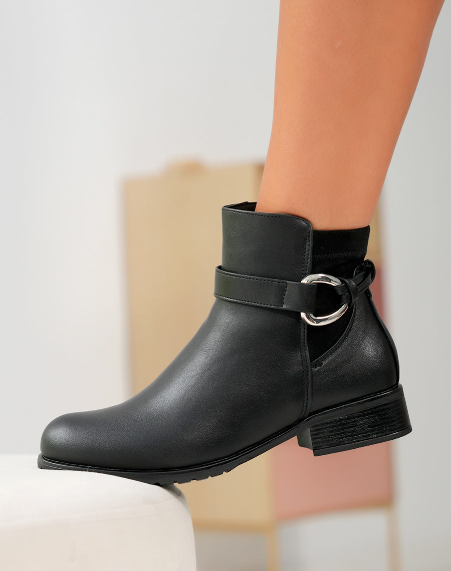 BOTTINES NOIRES BI-MATIÈRES AVEC SANGLE ARGENTÉE : L'ALLURE FÉMININE