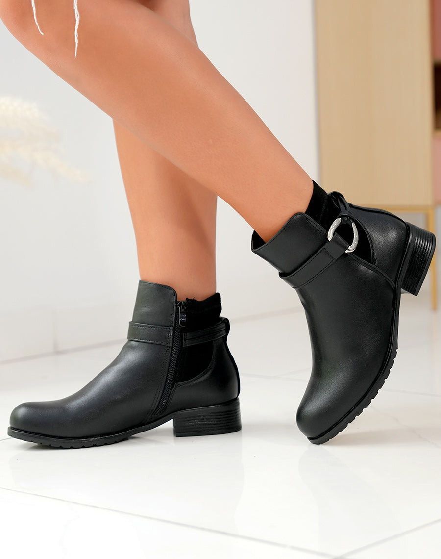 BOTTINES NOIRES BI-MATIÈRES AVEC SANGLE ARGENTÉE : L'ALLURE FÉMININE