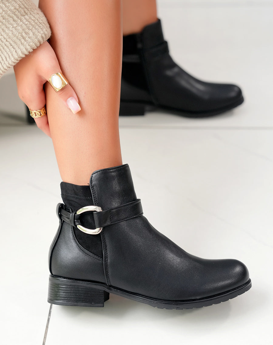 BOTTINES NOIRES BI-MATIÈRES AVEC SANGLE ARGENTÉE : L'ALLURE FÉMININE