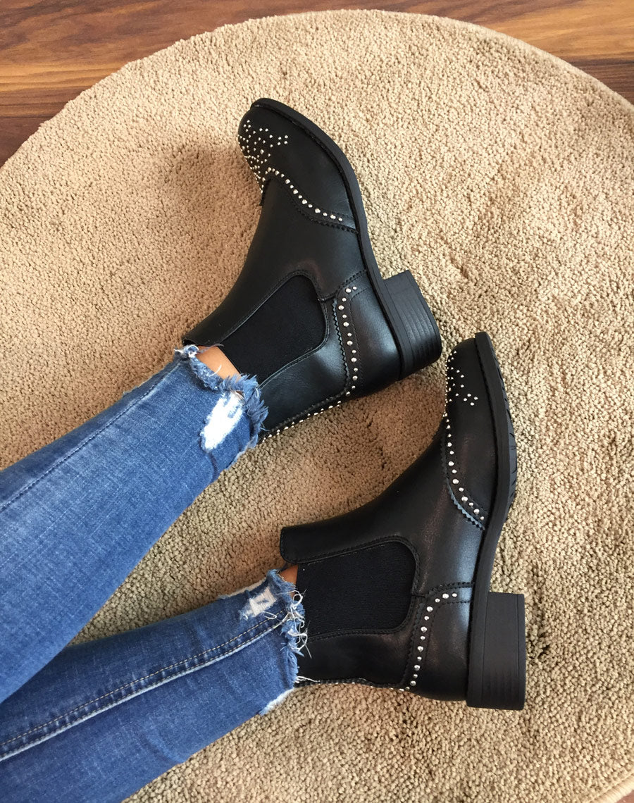 Bottines noires cloutées