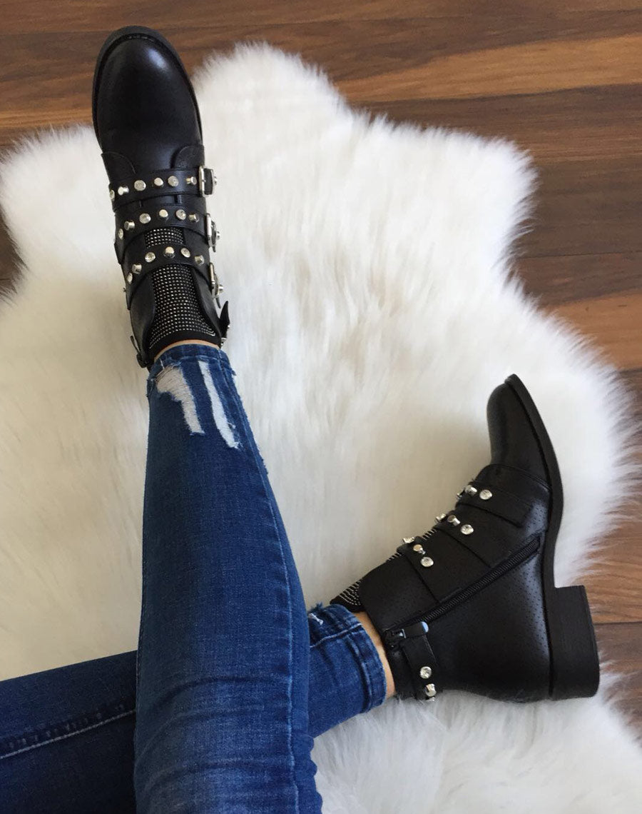 Bottines noires cloutées avec des strass
