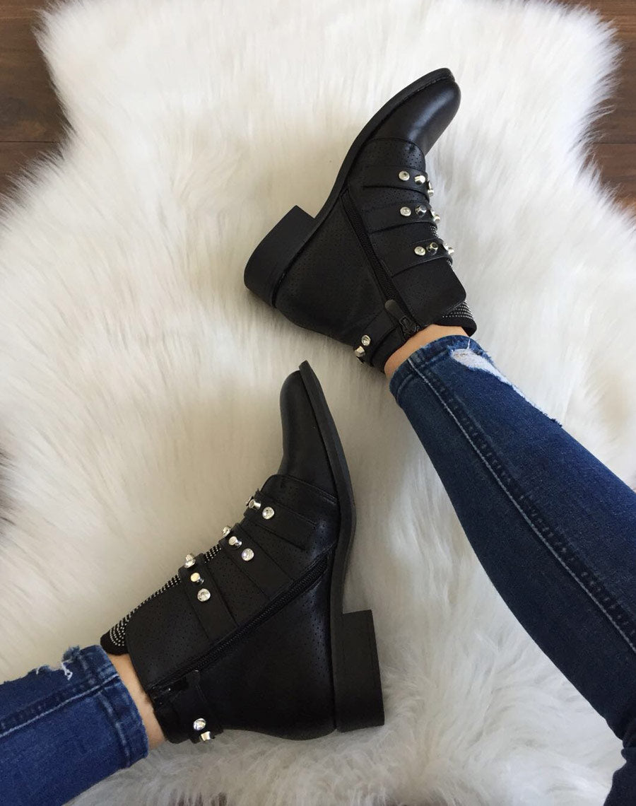 Bottines noires cloutées avec des strass