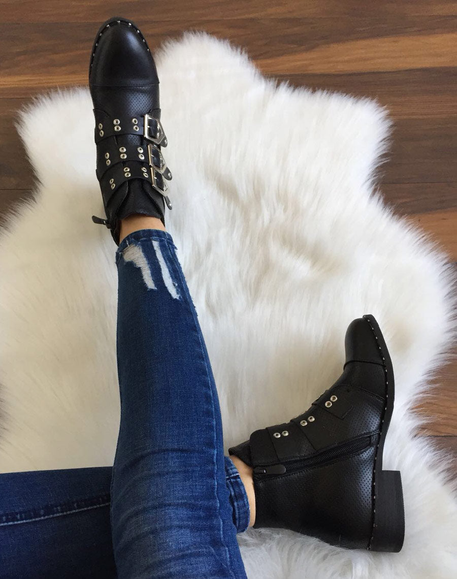 Bottines noires cloutées et perforées