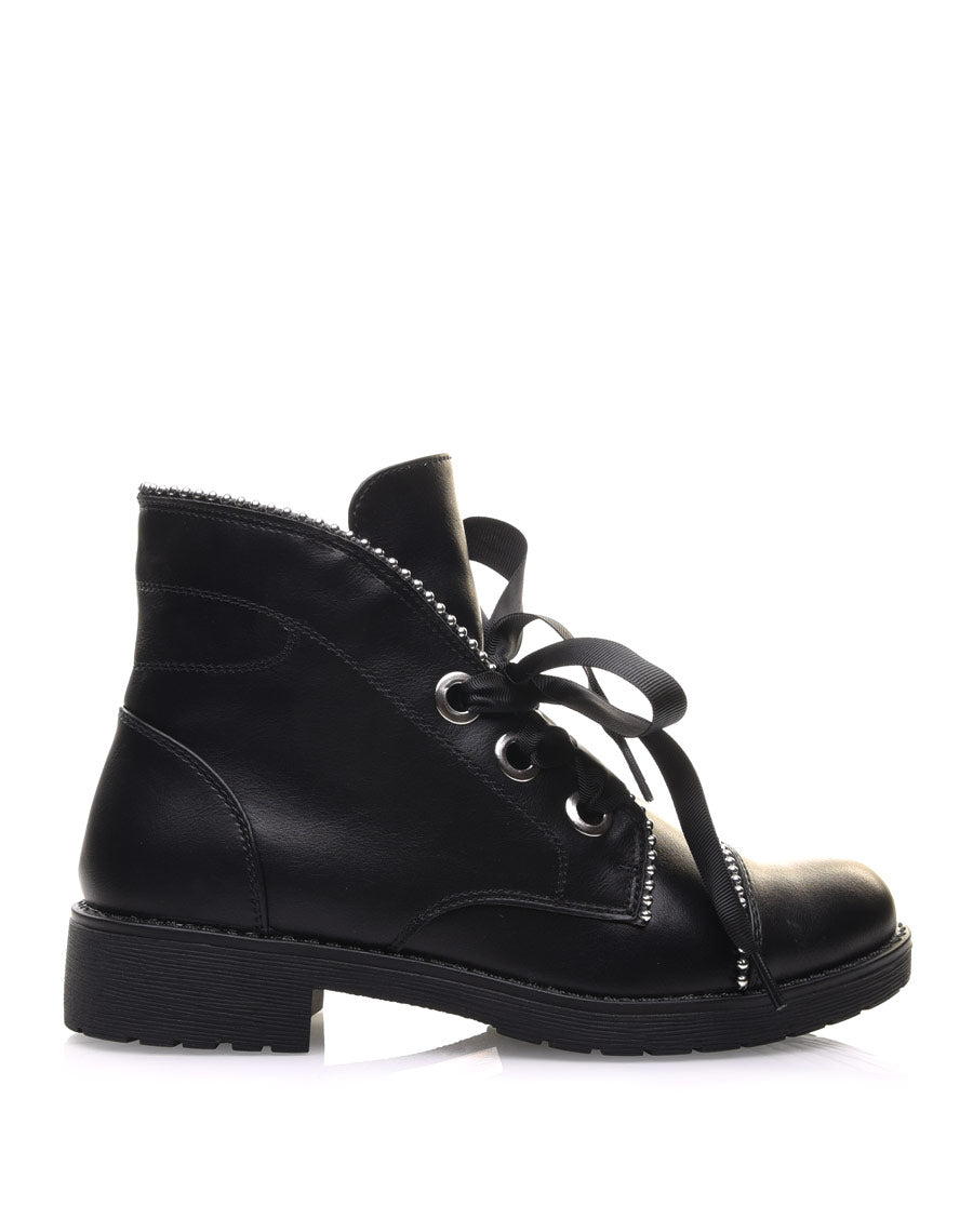 Bottines noires cloutées à semelles épaisses 