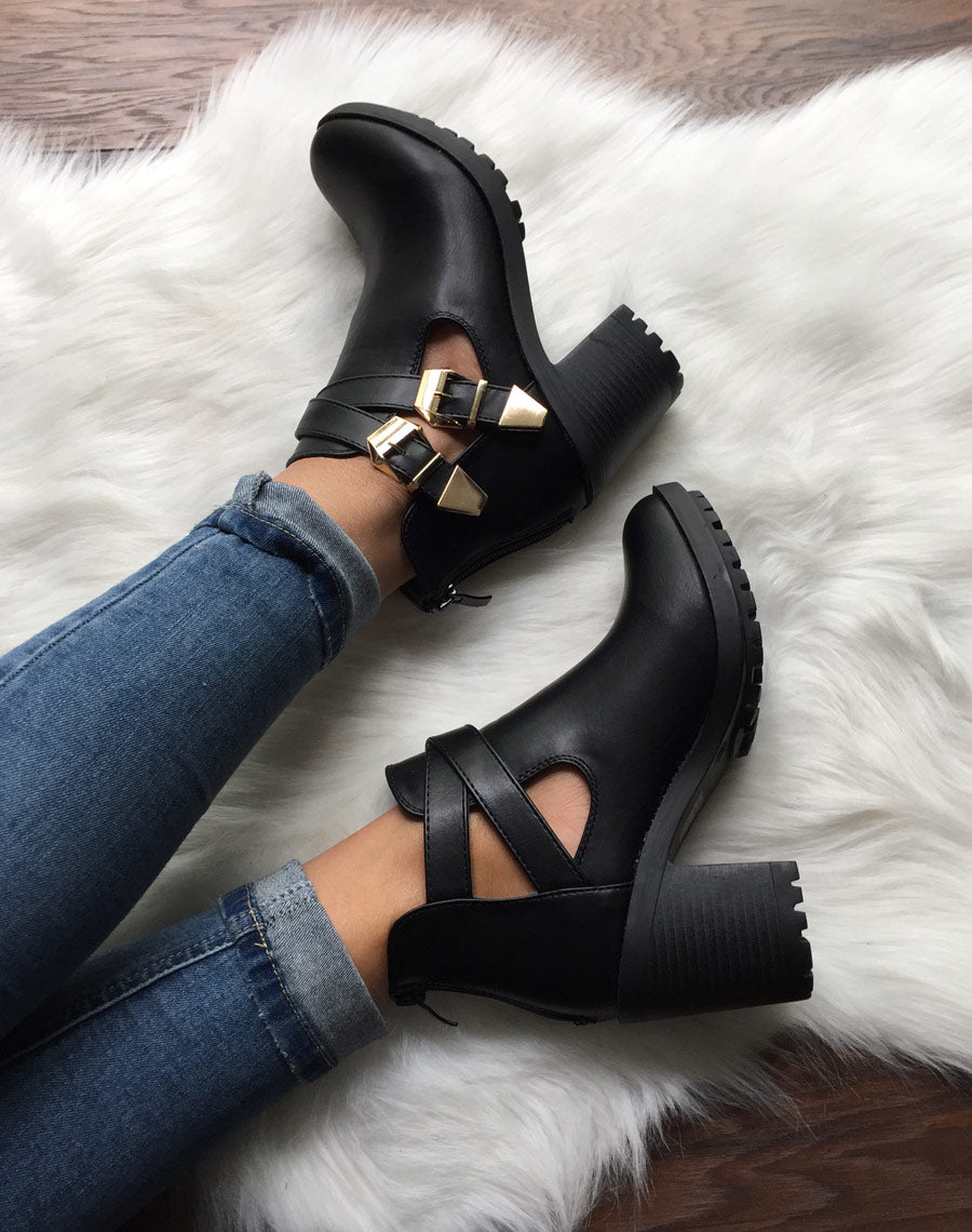 Bottines noires crantées à boucles croisées