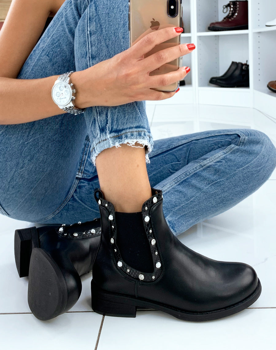 Bottines noires à détails serpent et bijoux sur le contour de l’élastique