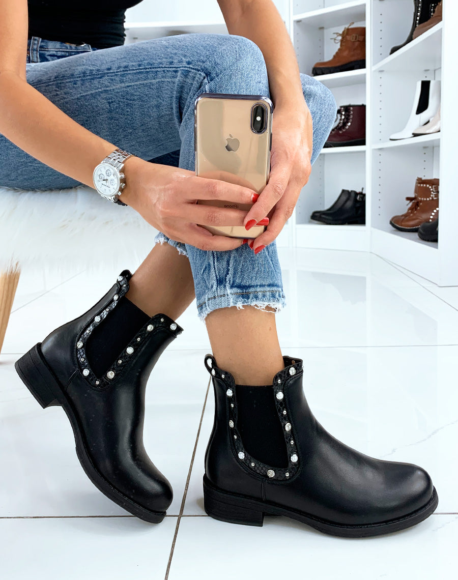 Bottines noires à détails serpent et bijoux sur le contour de l’élastique
