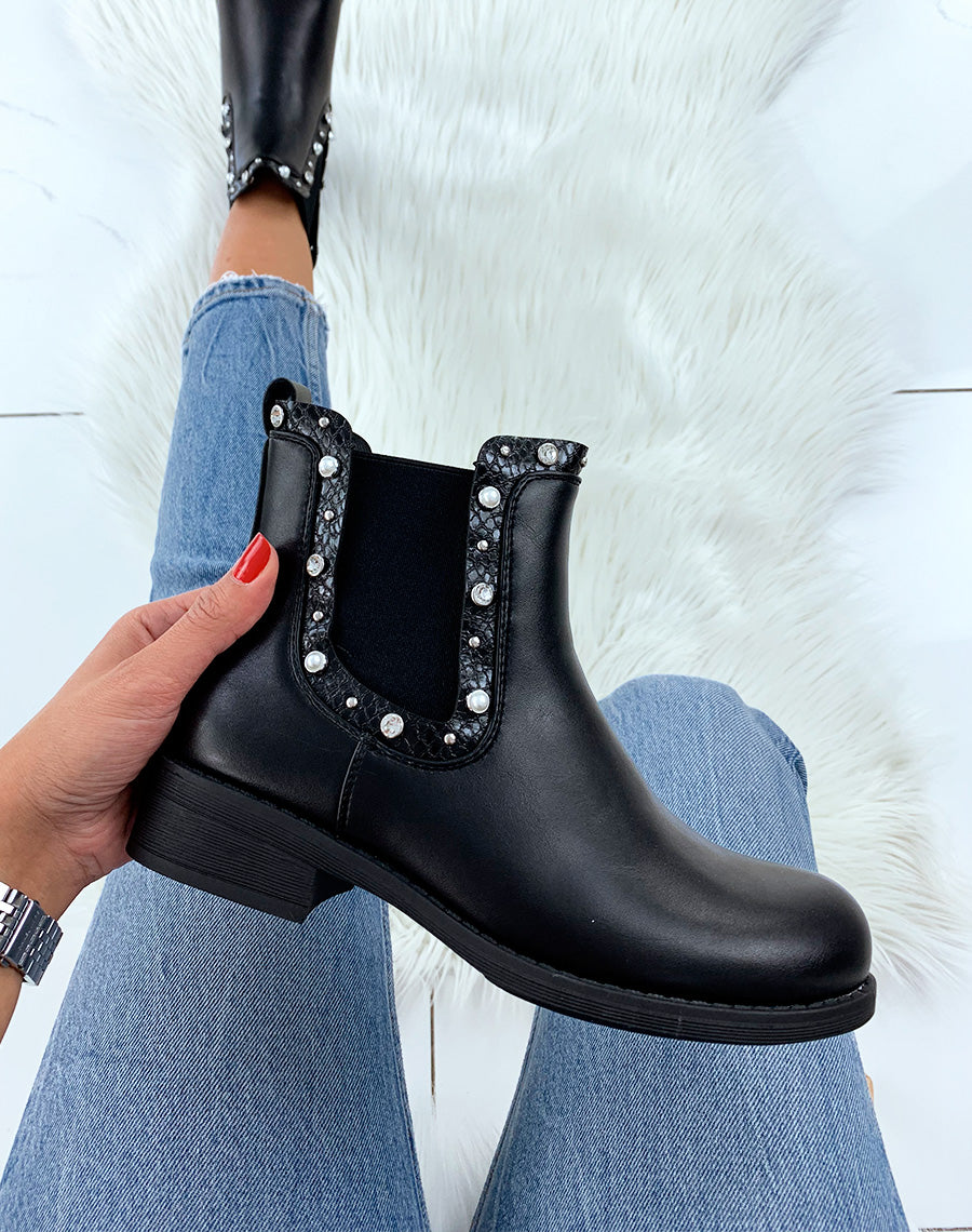 Bottines noires à détails serpent et bijoux sur le contour de l’élastique
