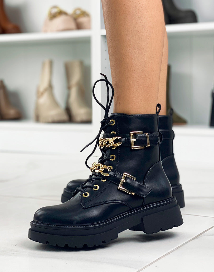 Bottines noires à doubles lanières et chaînes dorées
