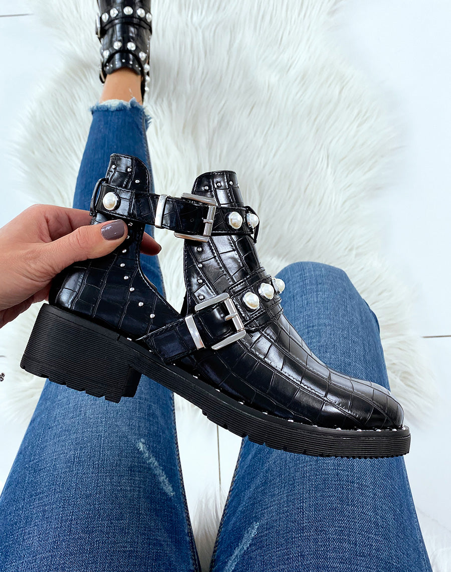 Bottines noires effet croco ajourées