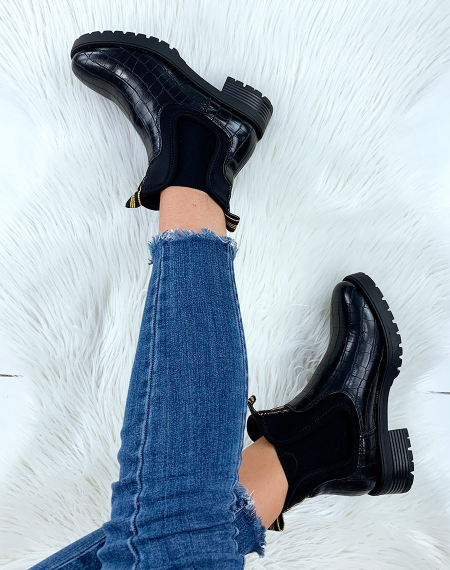 Bottines noires effet croco et languettes dorées