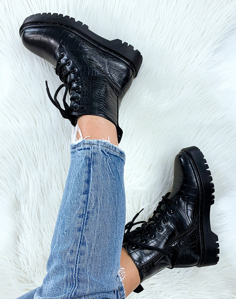 Bottines noires effet croco à gros lacets