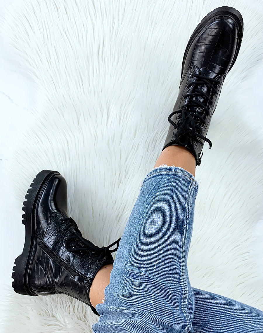 Bottines noires effet croco à gros lacets