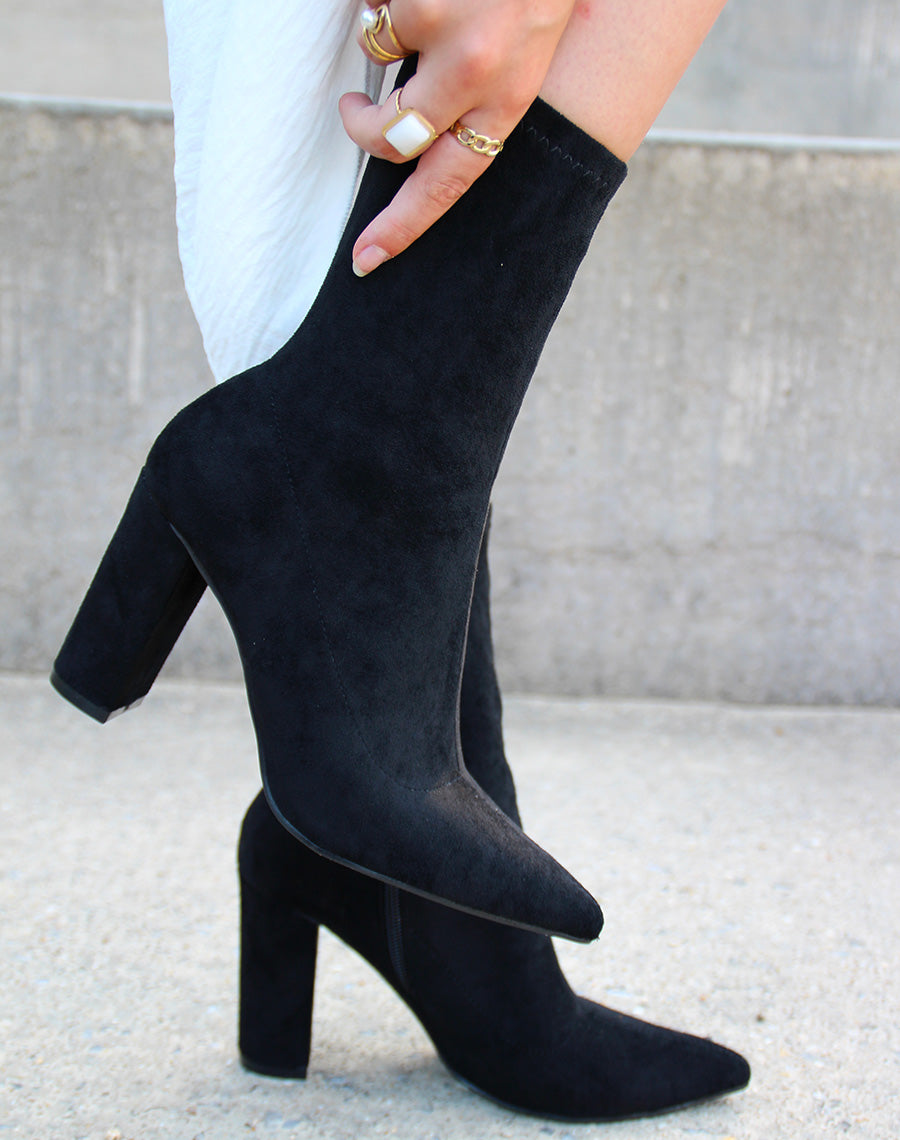 Bottines noires en suédine style chaussette à talon et bout pointu