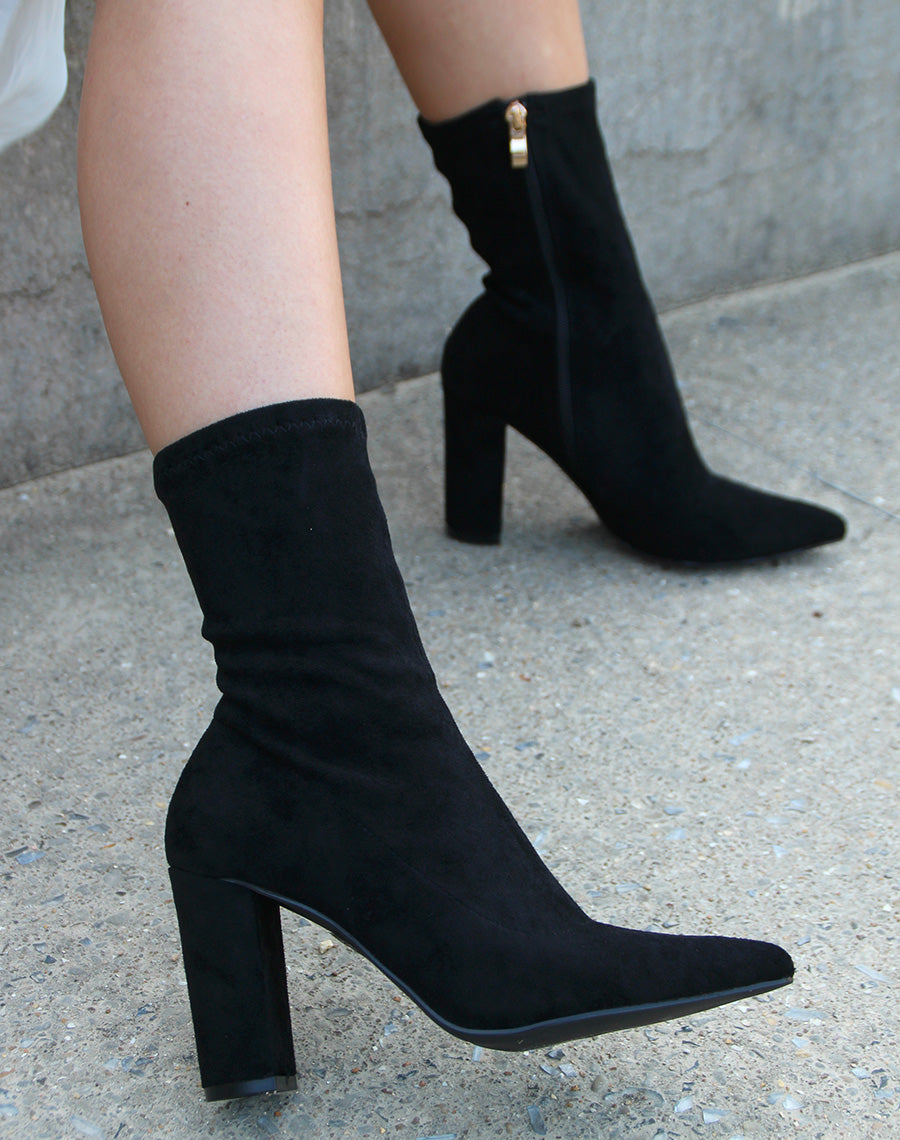 Bottines noires en suédine style chaussette à talon et bout pointu