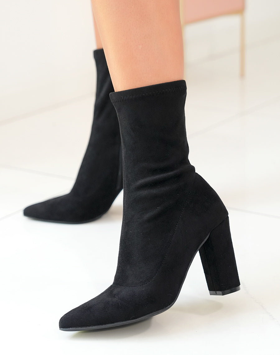 Bottines noires en suédine style chaussette à talon et bout pointu