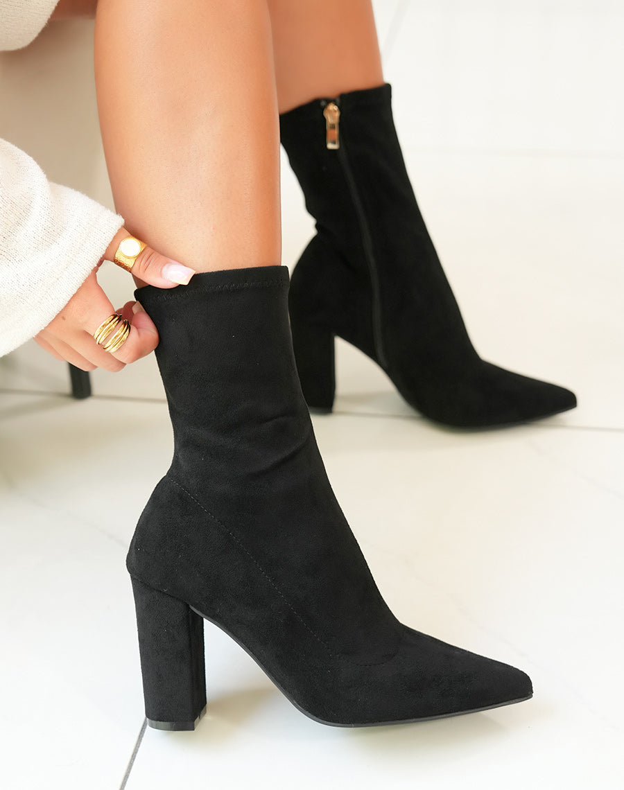 Bottines noires en suédine style chaussette à talon et bout pointu