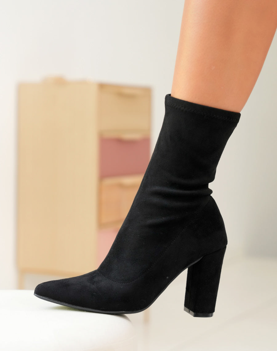Bottines noires en suédine style chaussette à talon et bout pointu