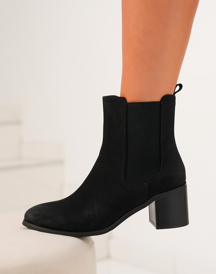 Bottines noires en suédine à talon