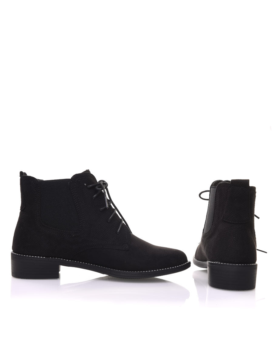 Bottines noires en suédines et à lacets