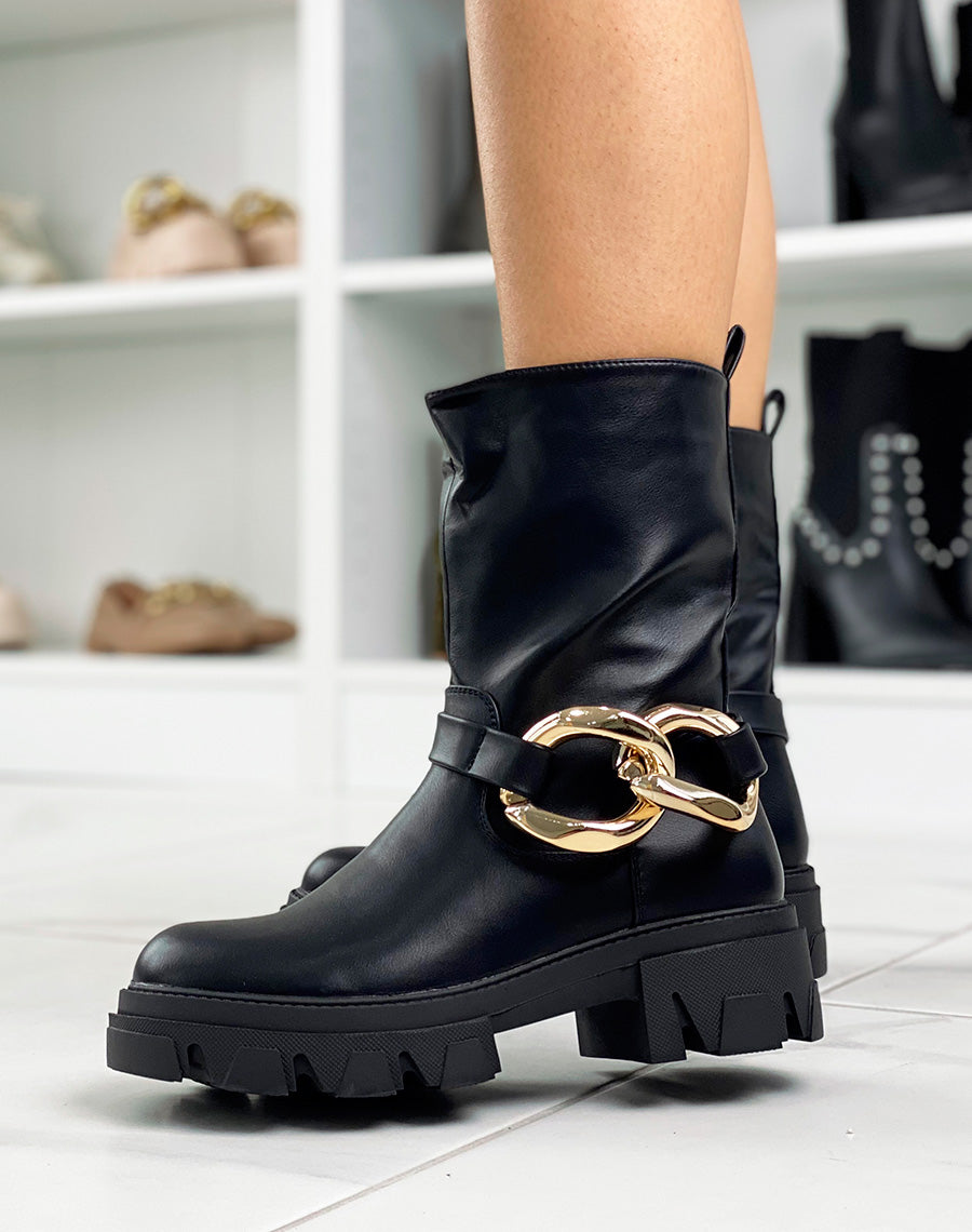 Bottines noires à grosse chaine dorée et semelle crantée